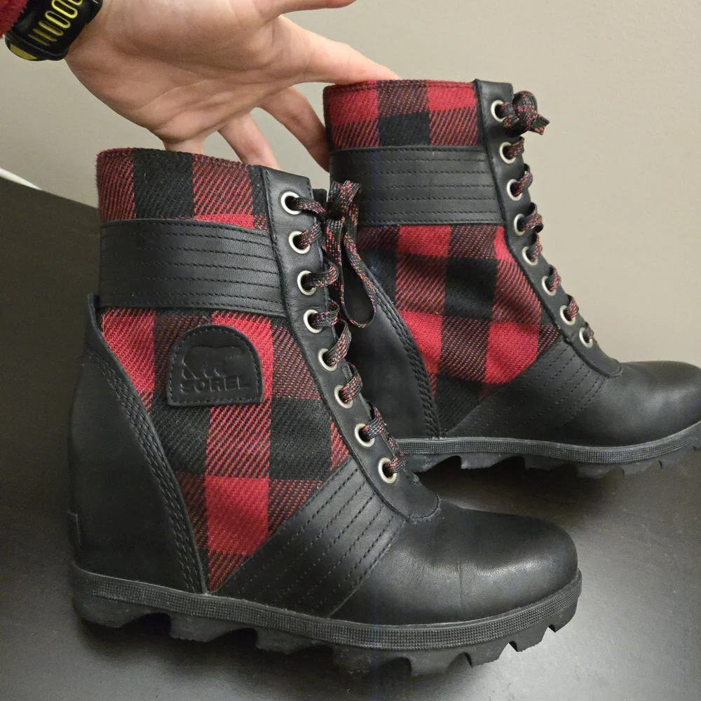 Sorel Lexie Black Red Checkered Buffalo Plaid Lace Up Wedge Ankle Boots